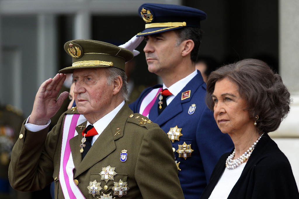Los reyes de España, Juan Carlos y Sofía, con su hijo Felipe, quien asumirá como rey el 18 de junio. Foto Ap / Archivo