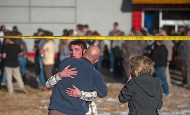 Tiroteo en una escuela secundaria de Colorado, en diciembre pasado. Foto Reuters