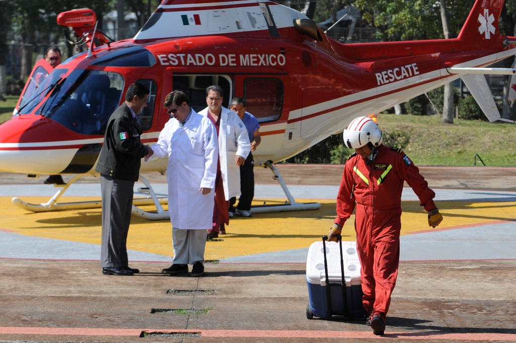 Traslado de un corazón y dos riñones trasplantados en el hospital La Raza en 2012. Foto Cuartoscuro / Archivo