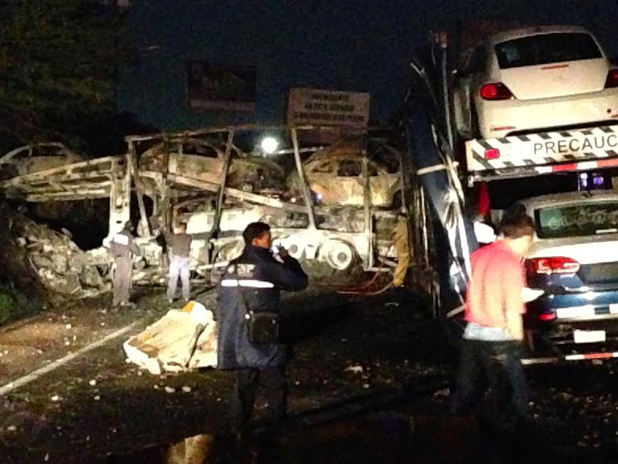 El tráiler madrina que transportaba doce vehículos quedó totalmente calcinado. Foto: La Jornada