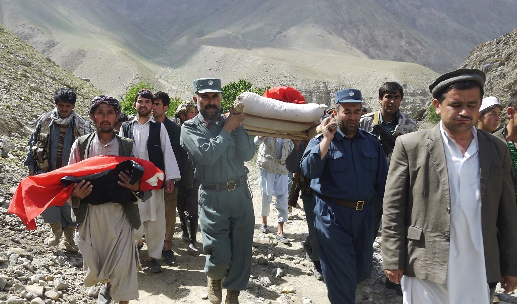 Al menos 58 personas han muerto y muchas más han desaparecido como consecuencia de las inundaciones registradas en el norte de Afganistán. Foto Ap