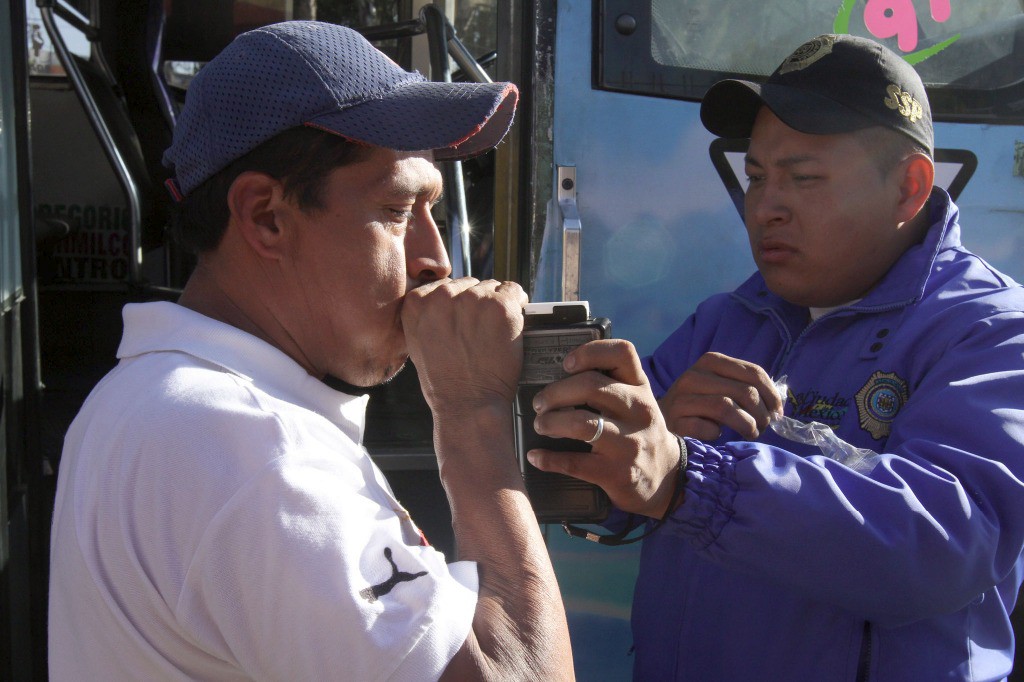Aplicación del alcoholímetro a choferes de transporte público, en diciembre pasado. Foto: La Jornada