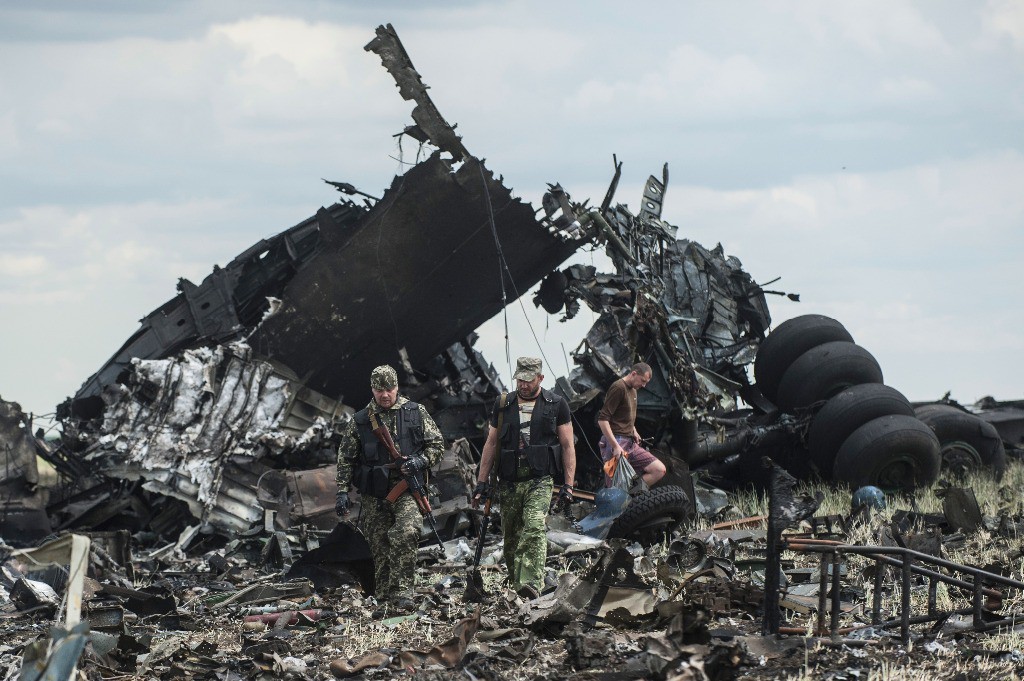 El derribo de un avión militar en el este de Ucrania, que causó la muerte de las 49 personas que iban a bordo, fue obra de “terroristas”, dijo el ministerio de Defensa. Foto Ap
