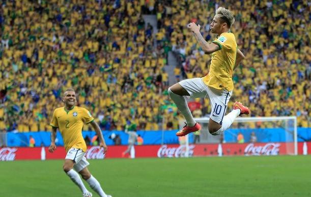 Neymar festeja su segundo gol en el partido Brasil-Camerún. Foto Ap