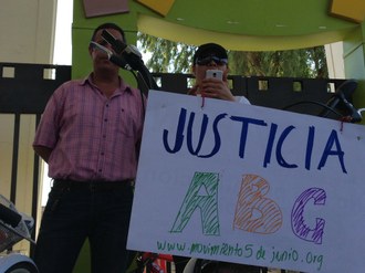 Integrantes del Movimiento Ciudadano por la Justicia 5 de Junio, organizaron un paseo ciclista en Hermosillo, el pasado 5 de mayo, en memoria de los 49 niños que fallecieron en la Guardería ABC y para exigir justicia por su muerte al presidente Enrique Peña Nieto. Foto: La Jornada