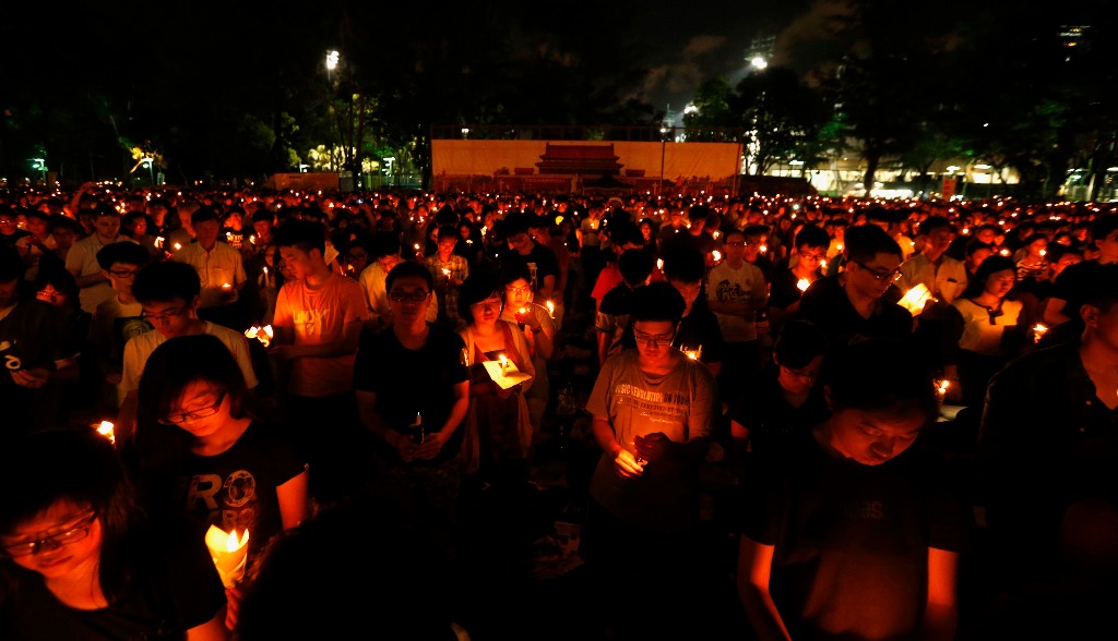 Vigilia con velas en conmemoración de los asesinados en la Plaza de Tiananmen en 1989, en el 25 aniversario de la masacre. Foto Reuters
