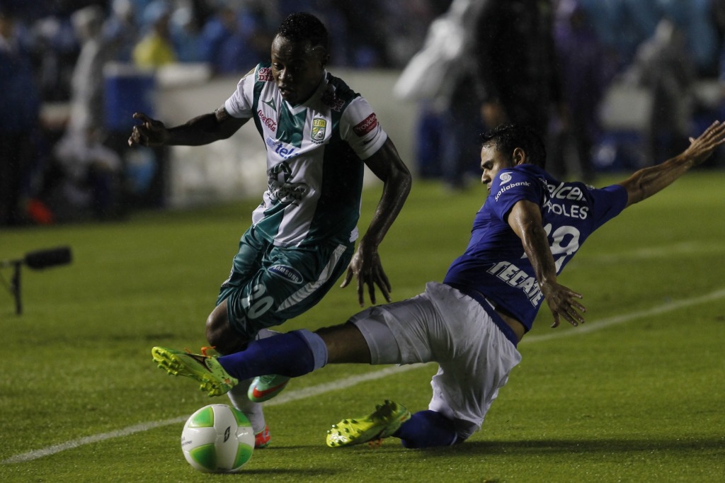 Partido de vuelta de los cuartos de final entre el Cruz Azul contra el León, en el marco de la Liga MX, el pasado 3 mayo del 2014. Foto Víctor Camacho