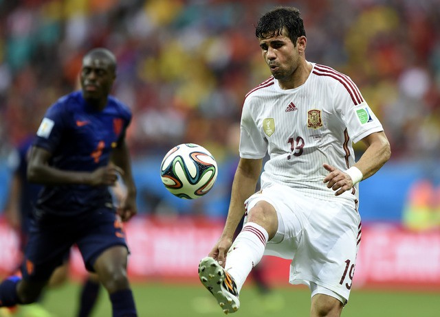 Diego Costa, en primer plano durante el partido contra la selección de Holanda. Foto Xinhua