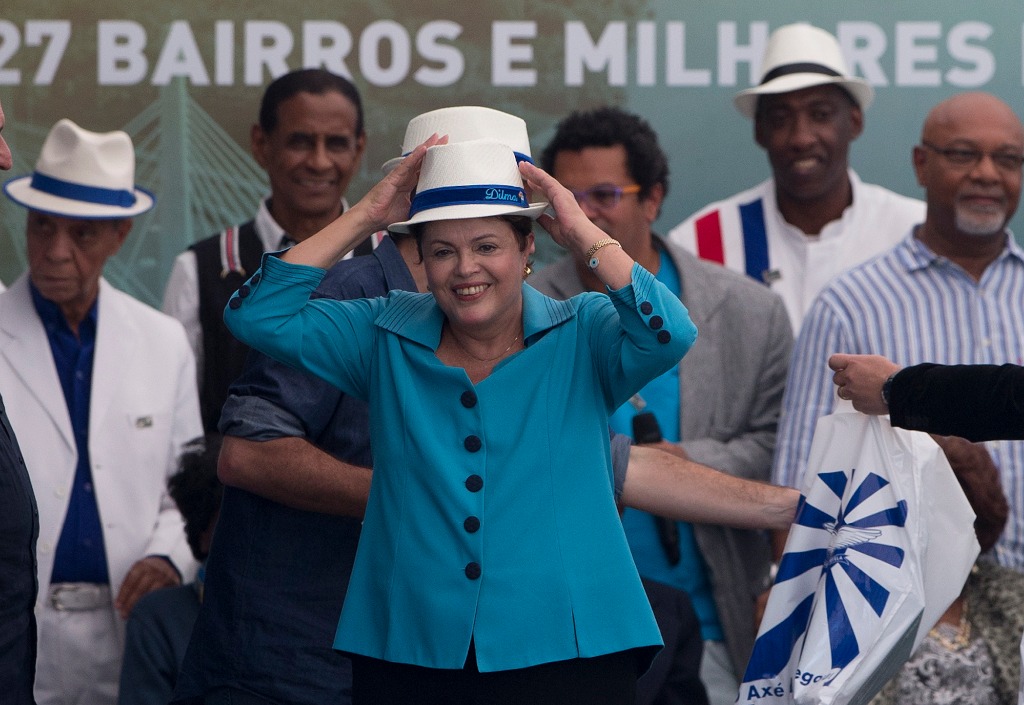 Dilma Rousseff, presidenta de Brasil, durante la inauguración de la BRT Transcarioca (Tránsito rápido del autobús), en Río de Janeiro. Foto Ap