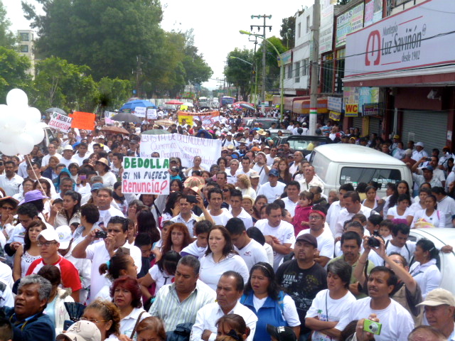 Los manifestantes marcharon por las calles principales del municipio. Foto Javier Salinas