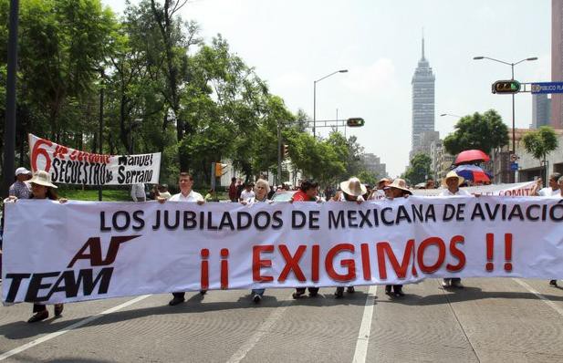 Trabajadores jubilados de Mexicana de Aviación realizaron una protesta el 12 de junio de 2014. Foto Roberto García Ortiz