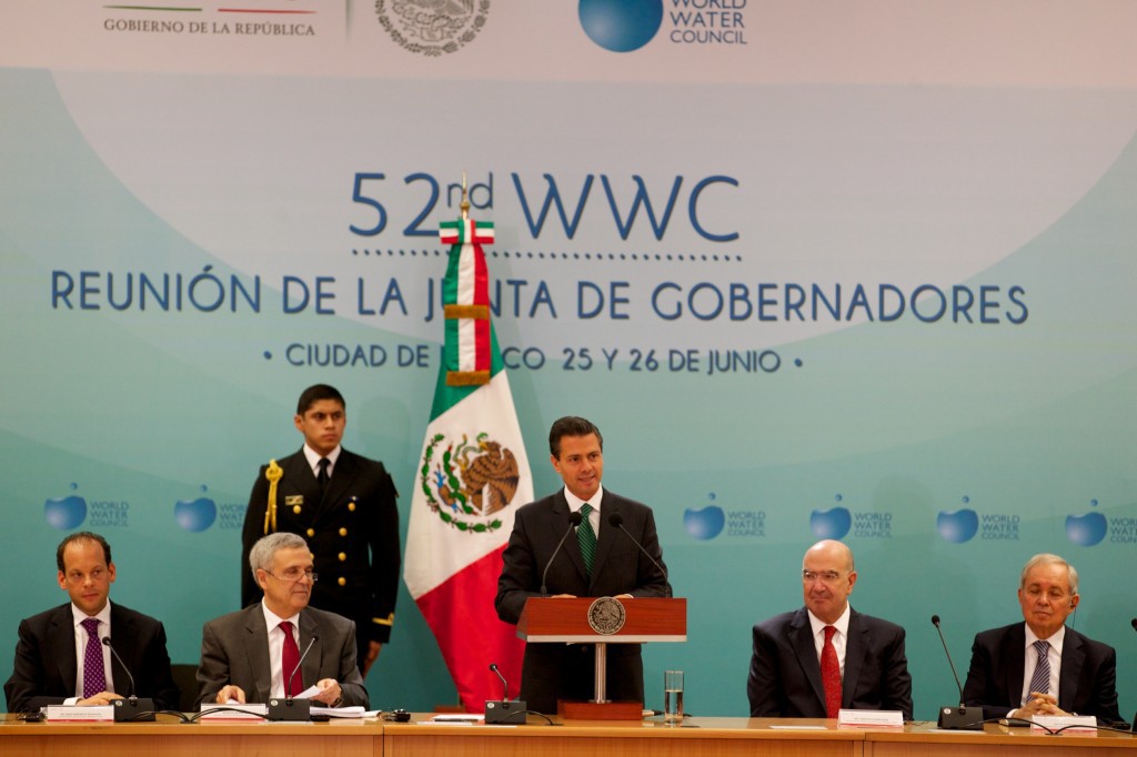 El presidente Enrique Peña Nieto, durante la reunión con gobernadores del Consejo Mundial del Agua, en Los Pinos. Foto Presidencia