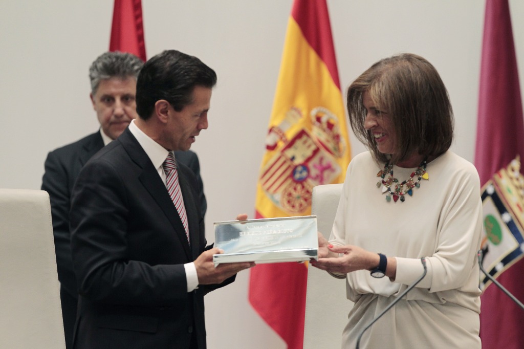 El presidente Enrique Peña Nieto recibió la llave de oro de la Villa de Madrid de manos de la alcadesa de la capital española, Ana Botella. Foto Notimex