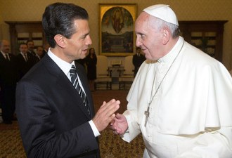El presidente mexicano, Enrique Peña Nieto, durante una audiencia con el papa Francisco en el Vaticano. Foto Ap