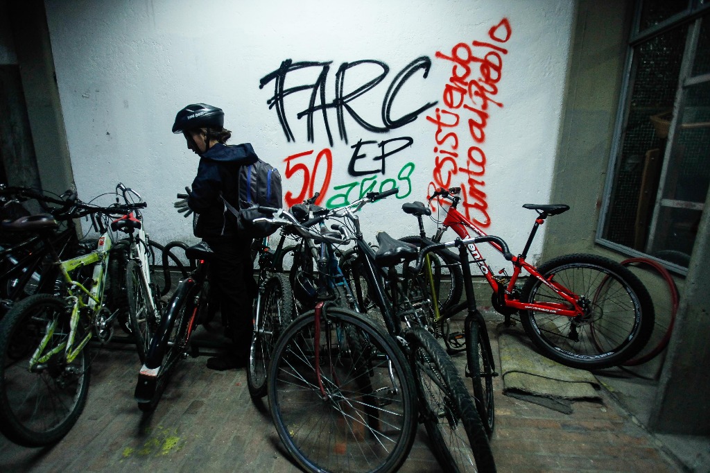 Graffiti alusiva al 50 aniversario de la fundación de las FARC, en una universidad pública de Bogotá, en imagen del pasado 27 de mayo. Foto Xinhua