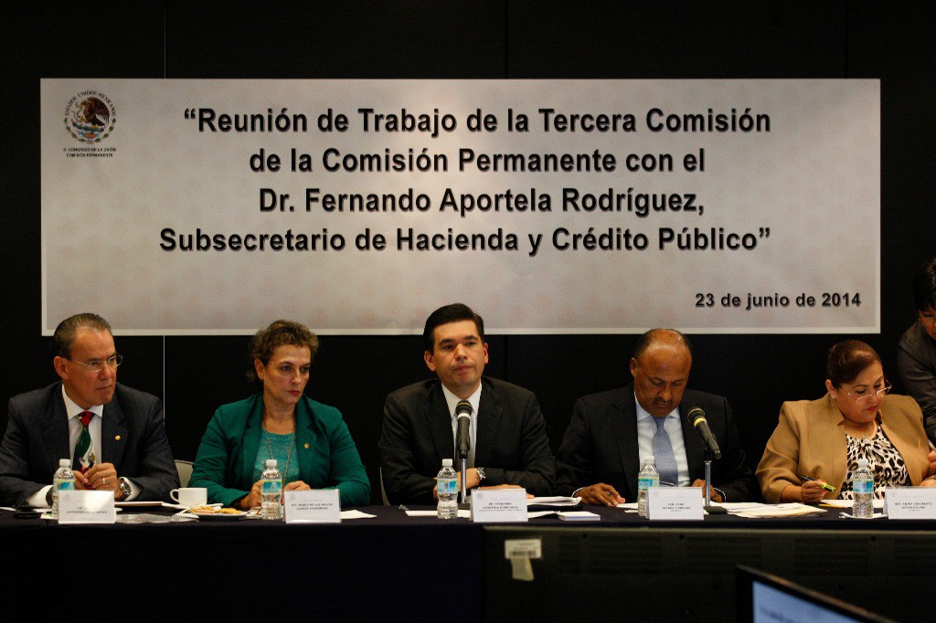 El subsecretario de Hacienda, Fernando Aportela, ante legisladores de la tercera comisión de la Permanente, en el Senado. Foto: La Jornada