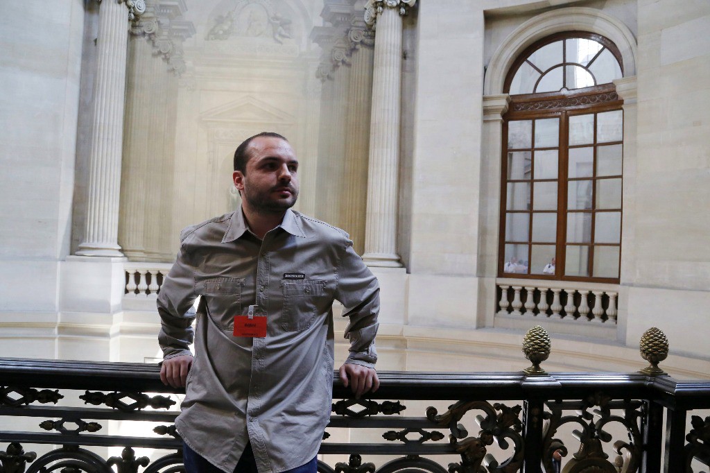 Francois Lambert, sobrino de Vincent Lambert, quien es tetrapléjico y tiene soporte artificial, espera en el Consejo de Estado en París. Foto Reuters