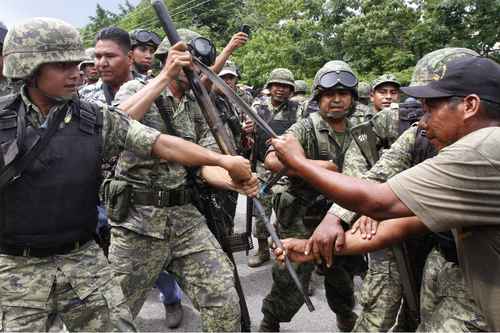 Enfrentamiento entre militares y policías comunitarios que protestaban para exigir la liberación de Nestora Salgado, en agosto de 2013. Foto: La Jornada