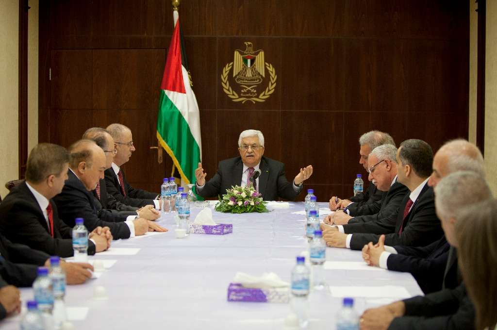 El presidente palestino, Mahmud Abbas, al centro, en su encuentro con integrantes del gabinete de unidad. Foto: AP