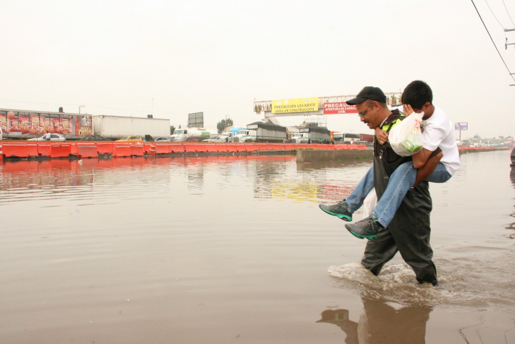 Las zonas aledañas a la carretera México-Puebla sufrieron anegaciones tras las recientes lluvias. Al menos 300 viviendas de Ixtapaluca resultaron afectadas. Foto: La Jornada