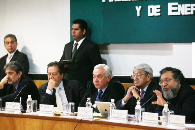 Luis Foncerrada Pascal, primero de izquierda a derecha, en la reunión de comisiones unidas de Hacienda y Energía de la Cámara de Diputados. Foto: La Jornada