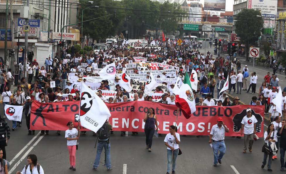 Vanguardia de la marcha para conmemorar el 43 aniversario del ataque contra estudiantes. Foto: Francisco Olvera