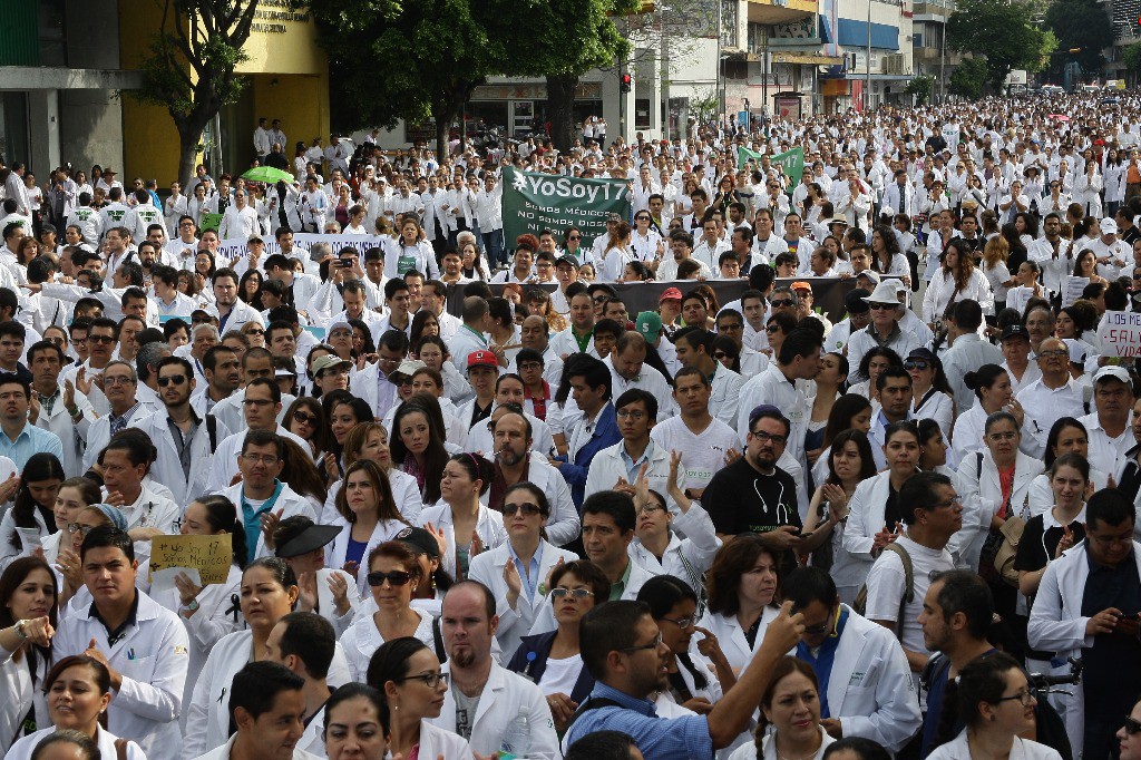 Masiva participación de médicos de Guadalajara. Foto: La Jornada