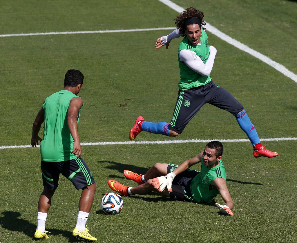 Seleccionados mexicanos durante el entrenamiento del domingo pasado en Santos, Brasil. Foto Reuters