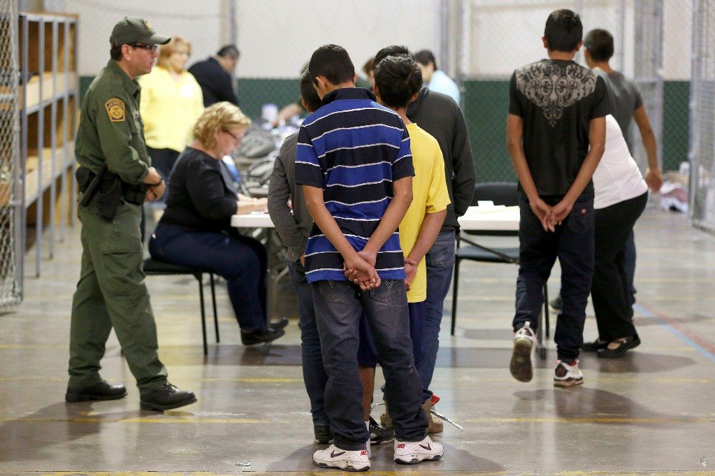 Migrantes formados en la oficina fronteriza en Nogales, Arizona, el 18 de junio de 2014. Foto Reuters