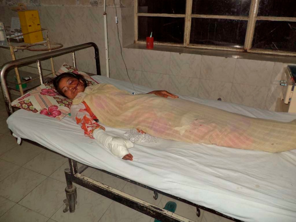 Saba Maqsood de 18 años, se recupera en un hospital en Punjab luego de que fue herida por disparos y lanzada en un canal por su propia familia por casarse con el hombre que ama. Foto: Reuters