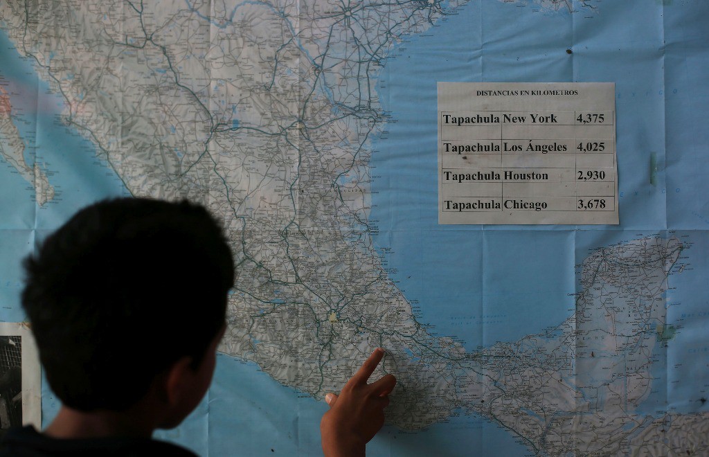 Marcos, de 12 años, niño migrante de origen Hondureño observa un mapa de la República Mexicana en el albergue del Migrante Scalabrini. Foto: La Jornada