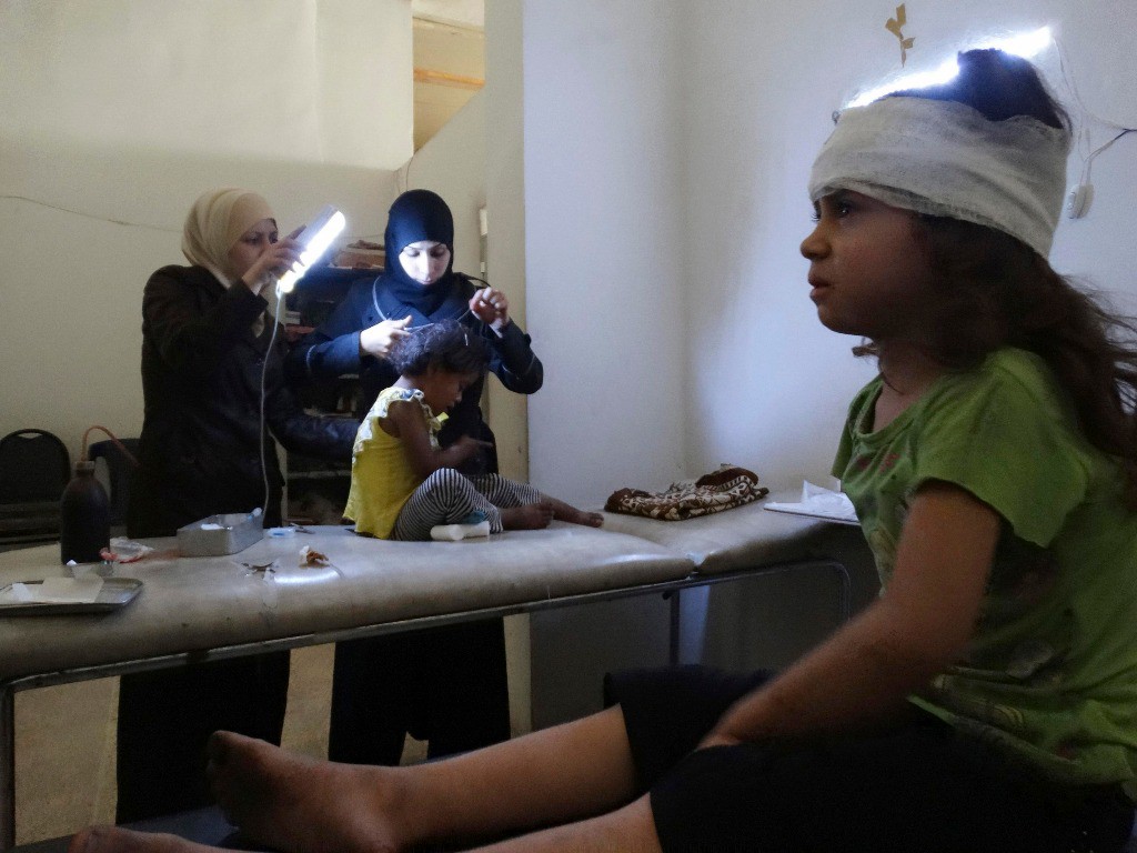Niños heridos durante un bombardeo de las fuerzas leales al presidente sirio, Bashar Assad, en Damasco. Foto Reuters