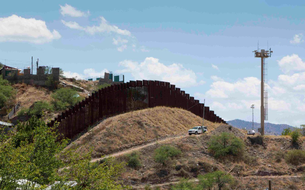 Torre de observación de la Patrulla Fronteriza estadunidense junto al muro de separación con México en Nogales, Arizona. Foto Reuters