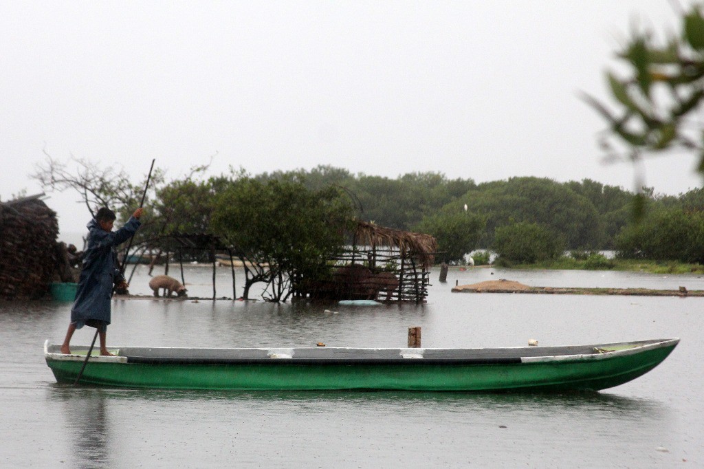 Pescadores de la costa chiapaneca, fueron alertados por elementos de protección civil para tomar precauciones tras las recientes lluvias. Foto Notimex
