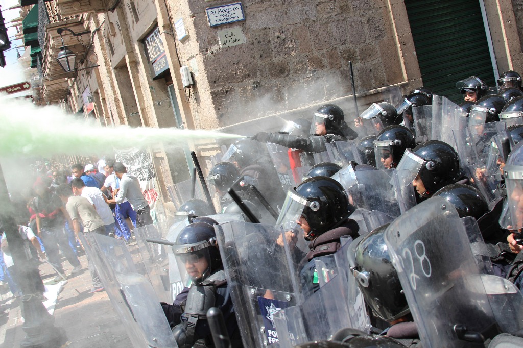 En imagen del pasado 27 de febrero, integrantes del CNTE protestaron frente al Congreso de Michoacán donde fueron recibidos por policías federales quienes intentaron disiparlos con gases lacrimógenos. Foto José Estrada/Cuartoscuro