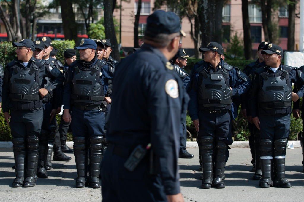 Elementos de la SSPDF durante el inicio del operativo Rastrillo en la explanada de la delegación Iztacalco, el pasado 13 de marzo de 2013. Foto: La Jornada