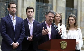 El presidente de Colombia, Juan Manuel Santos, habla después de votar en Bogotá este domingo. Foto Ap