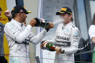 Nico Rosberg (a la derecha) y su compañero inglés Lewis Hamilton de la escudería Mercedes, celebran en el podio tras su participación en el Gran Premio de Austria de la Fórmula I. Foto Xinhua