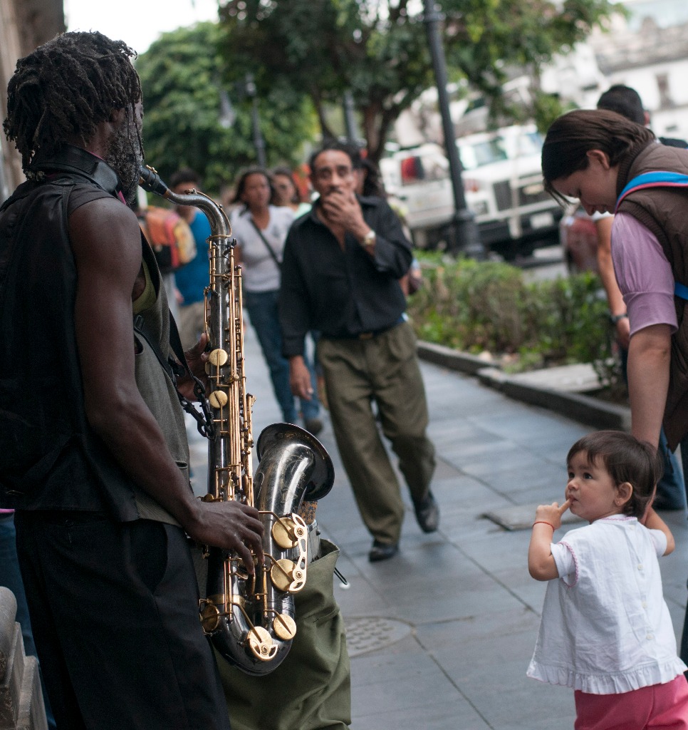 Un joven deleita a los transeúntes con la música de su saxofón en el Centro Histórico de la ciudad de México, la imagen fue captada en octubre de 2013. Foto Cuartoscuro