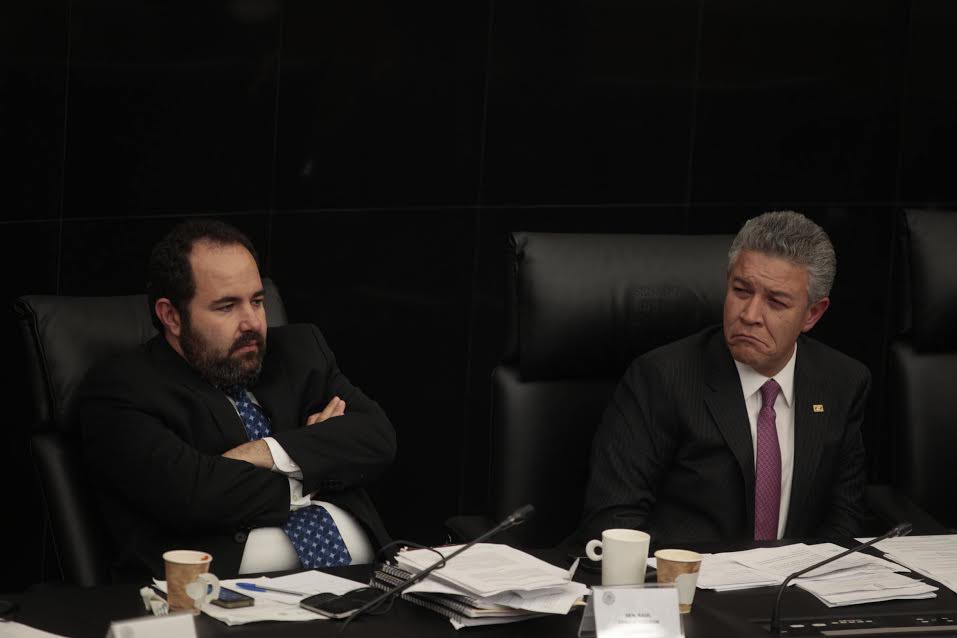 Los senadores Raúl Gracia, del PAN, y David Penchyna, del PRI, al momento en que la fracción del PRD abandonaba la sesión de Comisiones Unidas de Energía y Estudios Legislativos para discutir la ley de hidrocarburos. Foto: José Antonio López
