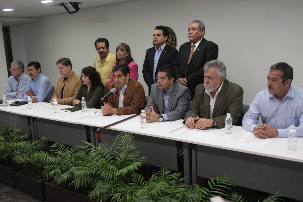 Senadores del PRD, encabezados por su coordinador Miguel Barbosa, en conferencia de prensa. Foto: La Jornada