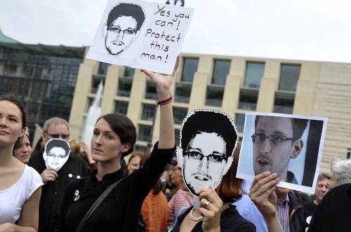 Manifestación de apoyo a Edward Snowden, en imagen de archivo. Foto Xinhua