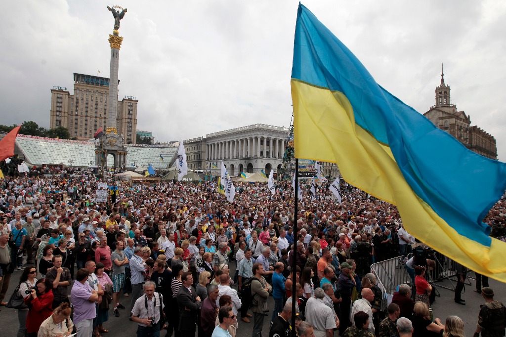 ucrania Mitin en la Plaza de la Independencia en Kiev. Pese a las elecciones, muchos manifestantes han decidido mantenerse en resistencia. Foto: AP