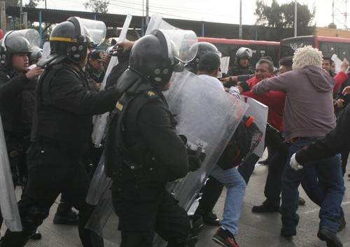 En noviembre de 2013, granaderos replegaron la protesta callejera que empresarios y trabajadores de Vallejo realizaron contra la construcción del proyecto 