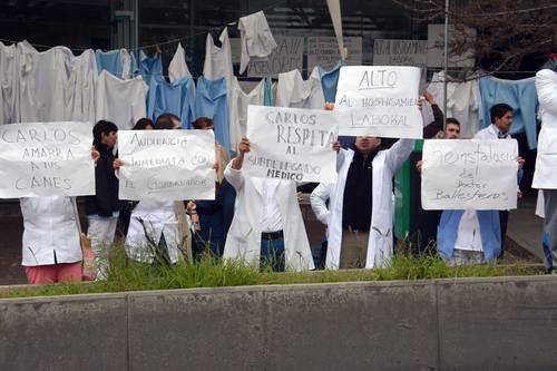Enfermeras y médicos de Zacatecas demandan que se les reconozcan sus derechos laborales, pues desde hace seis años carecen de seguridad social y perciben bajos salarios, en septiembre pasado. Foto Alfredo Valadez