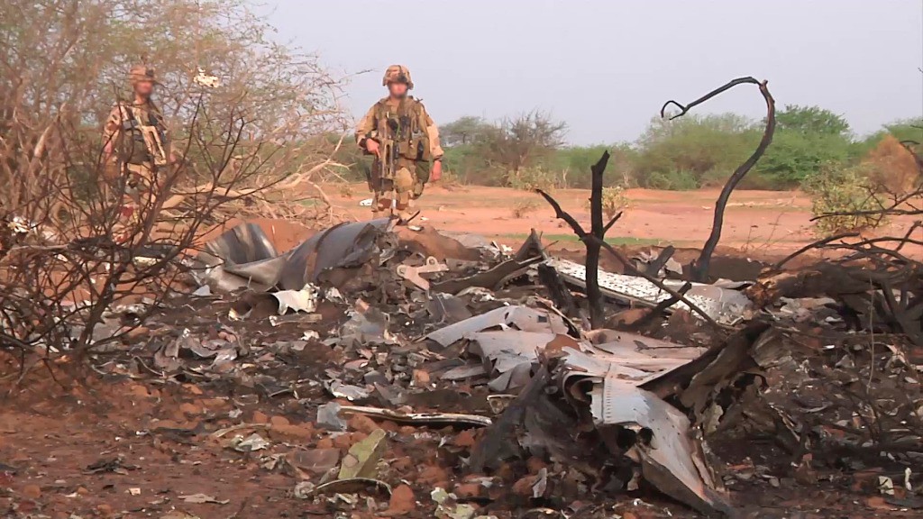 El avión de Air Algerie se estrelló en una zona desértica de Malí y sus restos están esparcidos en una gran superficie, según un vídeo filmado por soldados de Burkina Faso y difundido por el canal France 2. Foto Reuters
