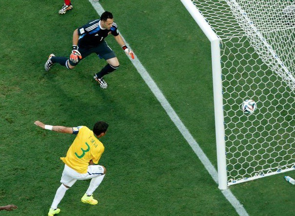 El conjunto de Brasil tomó la ventaja en el marcador a los siete minutos del encuentro, cuando Neymar lanzó un tiro de esquina que pasó por arriba de la defensa colombiana para llegar a la banda derecha, donde Thiago Silva remató con una rodilla para marcar el 1-0. Foto Reuters