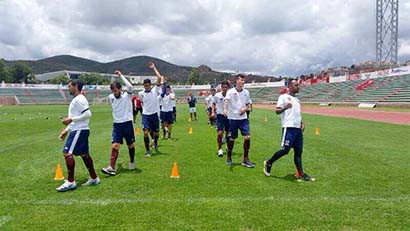 Aspectos de entrenamiento del equipo Mineros en la cancha del Estadio Francisco Villa ■ FOTO: LA JORNADA ZACATECAS