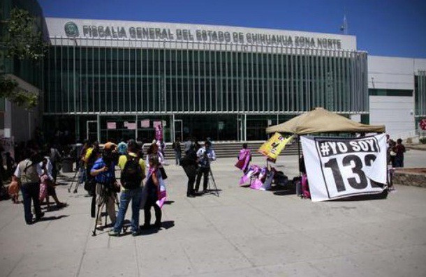 En mayo de 2013, madres de jóvenes desaparecidas se plantaron frente a la Fiscalía General de Chihuahua en Ciudad Juárez, para exigir resultados en las investigaciones. Foto Felipe García