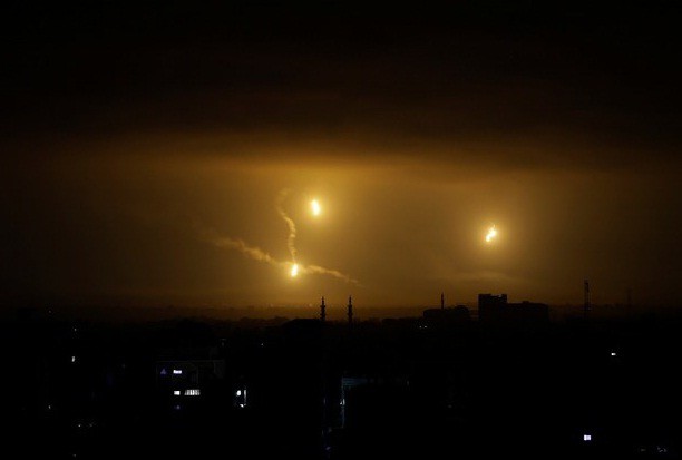 Bengalas iluminan el cielo sobre la ciudad de Gaza. Foto Ap
